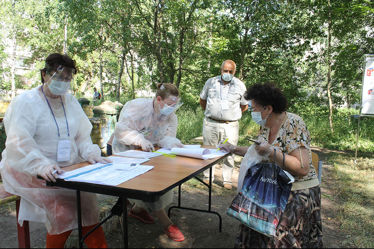 Жители Тверской области участвуют в Общероссийском голосовании во дворах своих домов и на дачах