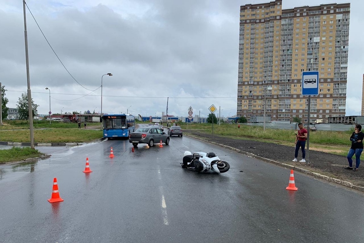 Мотоциклист и легковушка столкнулись в Твери