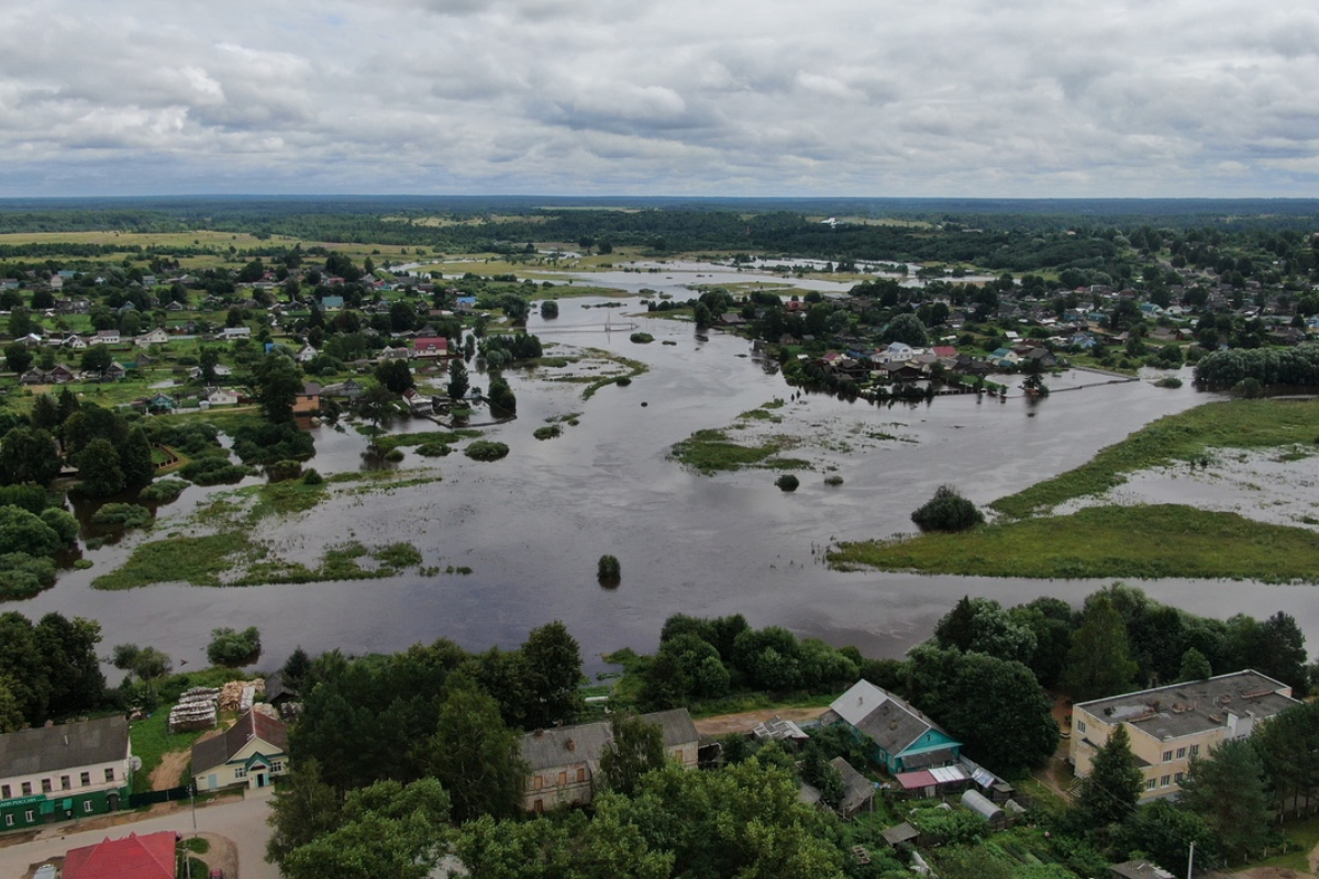 В Тверской области река Обша вышла из берегов и затопила город Белый