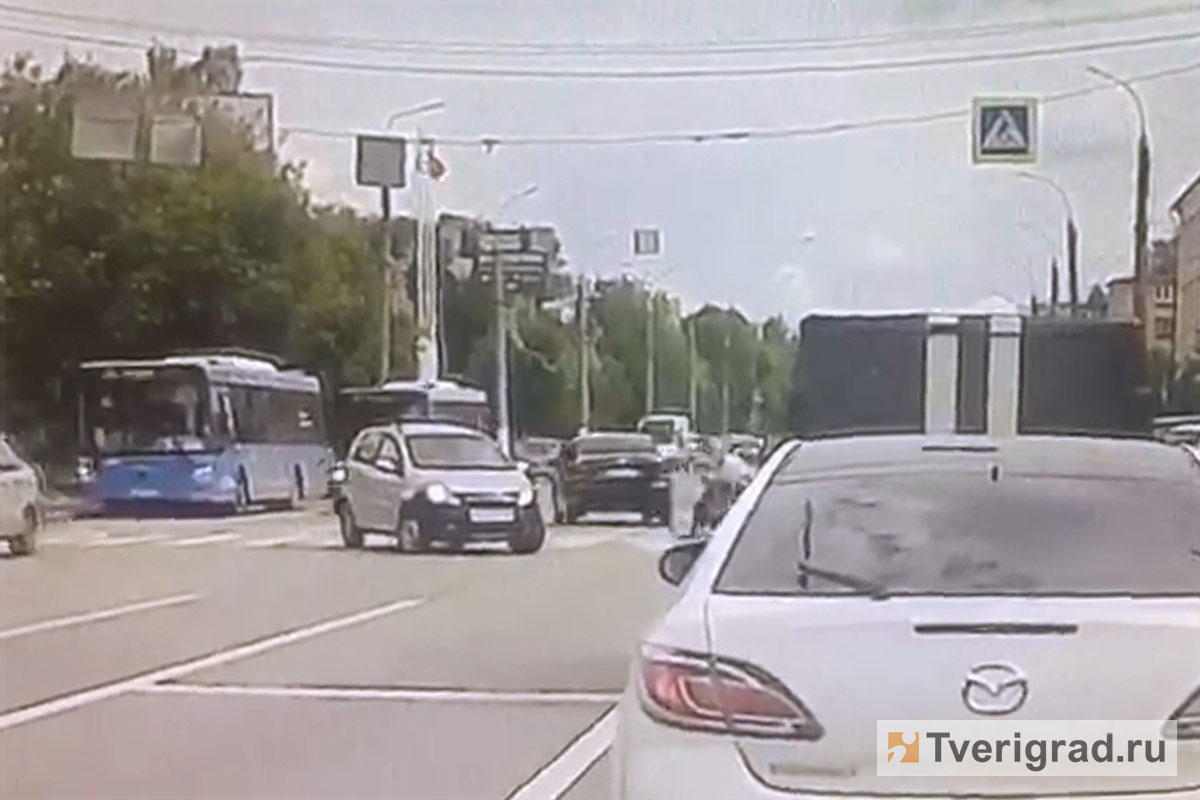 Появилось видео наезда на двух женщин с ребёнком на проспекте Победы в Твери