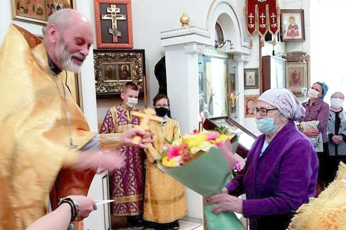 В тверском храме блаженной Ксении Петербуржской прихожанку поздравили с 90-летием