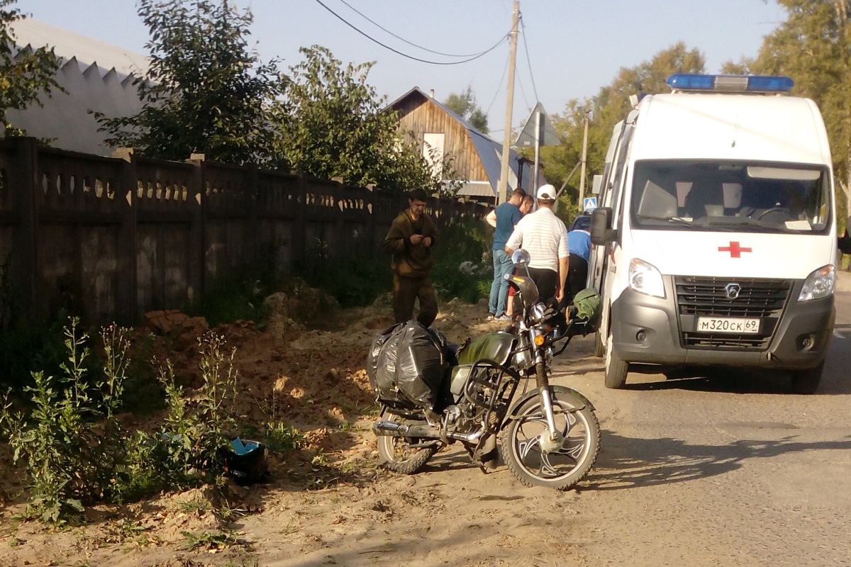 В Тверской области пьяный мотоциклист столкнулся с мопедом