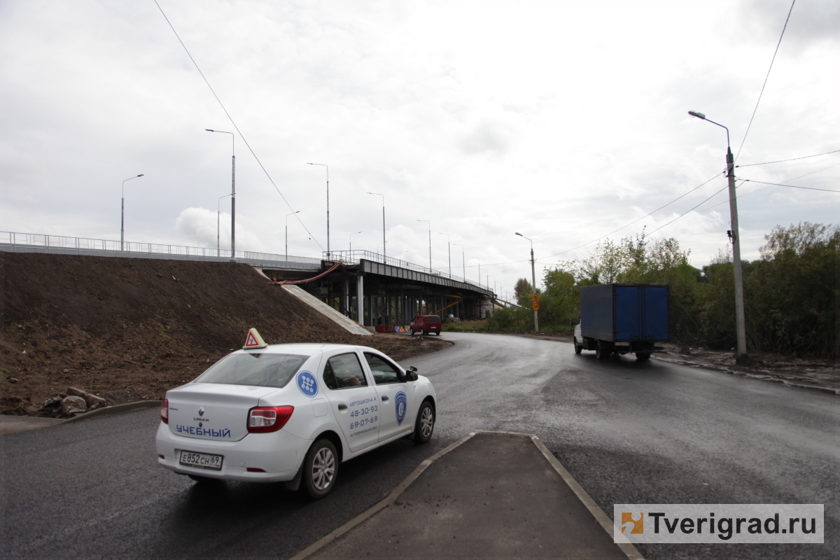 Под Крупским мостом в Твери появятся новые тротуары и заборы