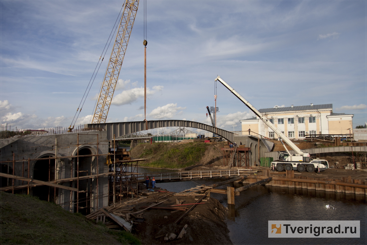 В Твери началась установка многотонных балок пешеходного моста через Тьмаку