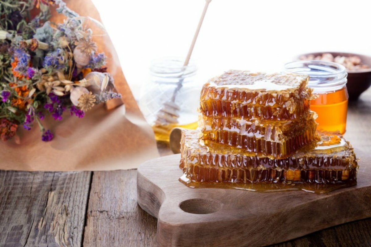 В день Медового Спаса на ярмарке тамбовских пчеловодов освятили мёд