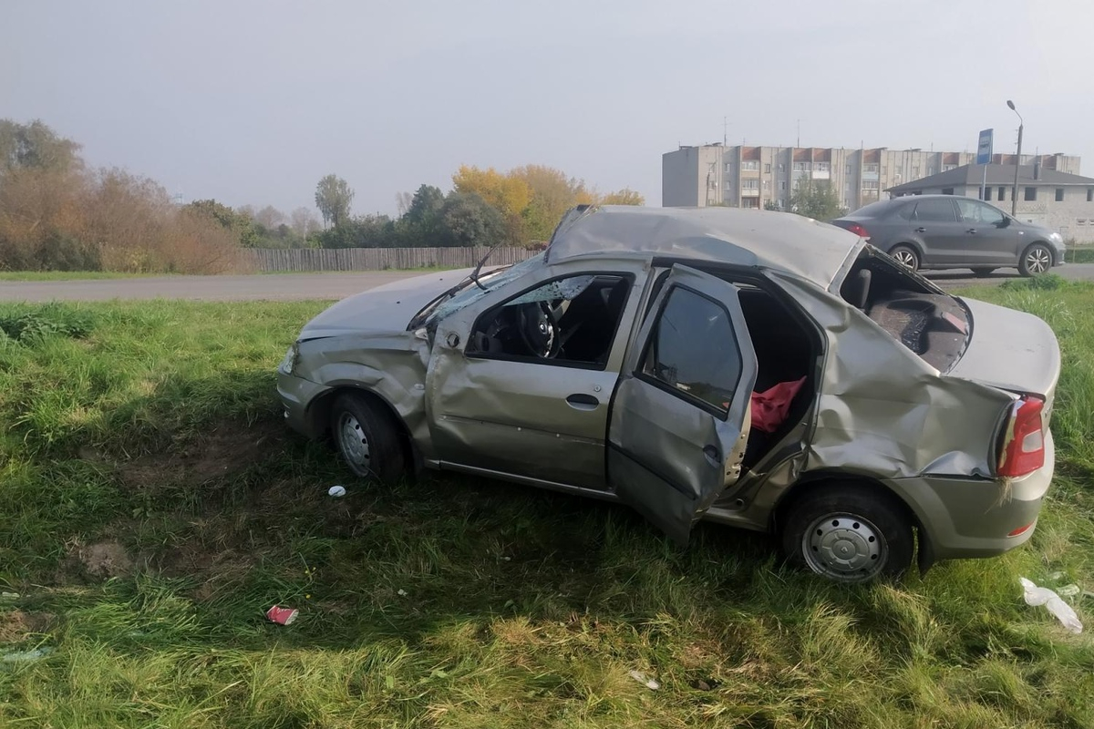 В Твери при перевороте легковушки пострадал 42-летний водитель