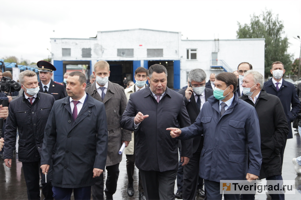 Помощнику Президента РФ представили автобусы, которые повезут пассажиров из Твери до Ржевского мемориала