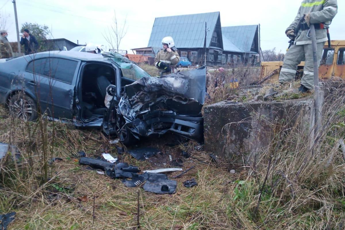 В больнице скончался пассажир Skoda, которая протаранила бетонный блок в Тверской области