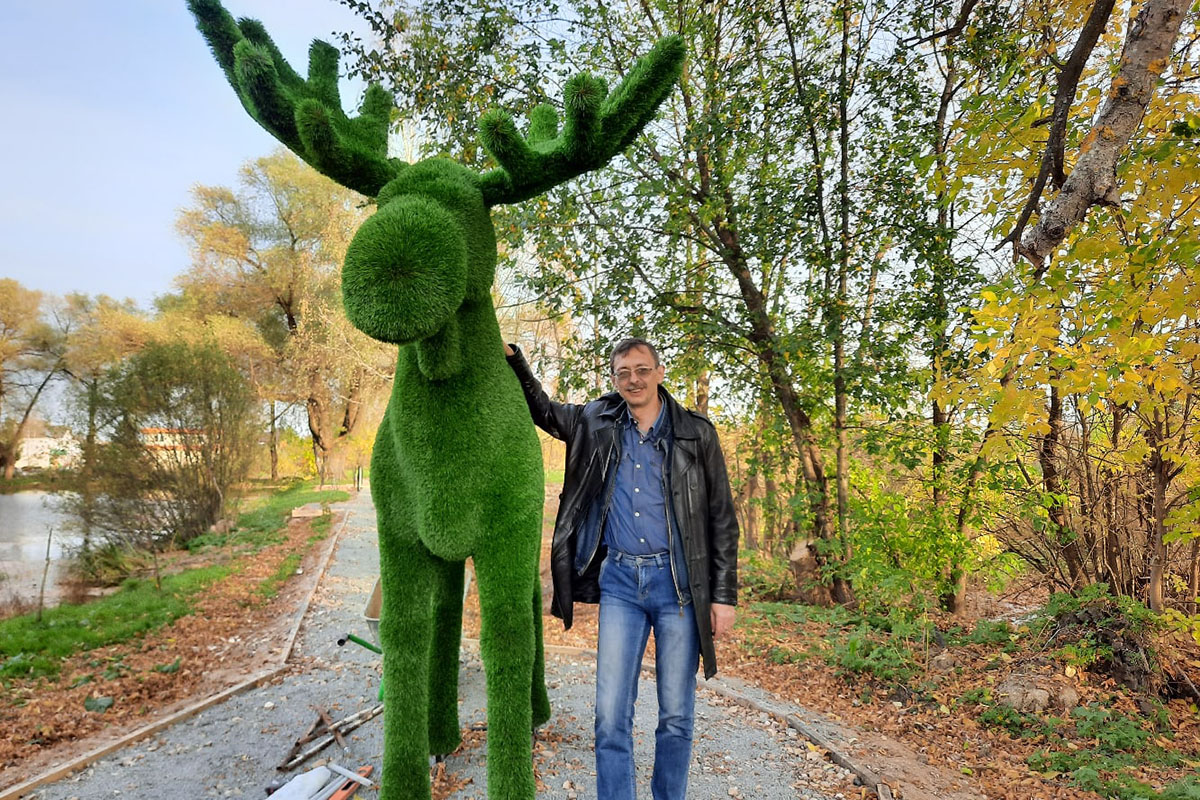 Глава района Тверской области сфотографировался с зелёным лосем