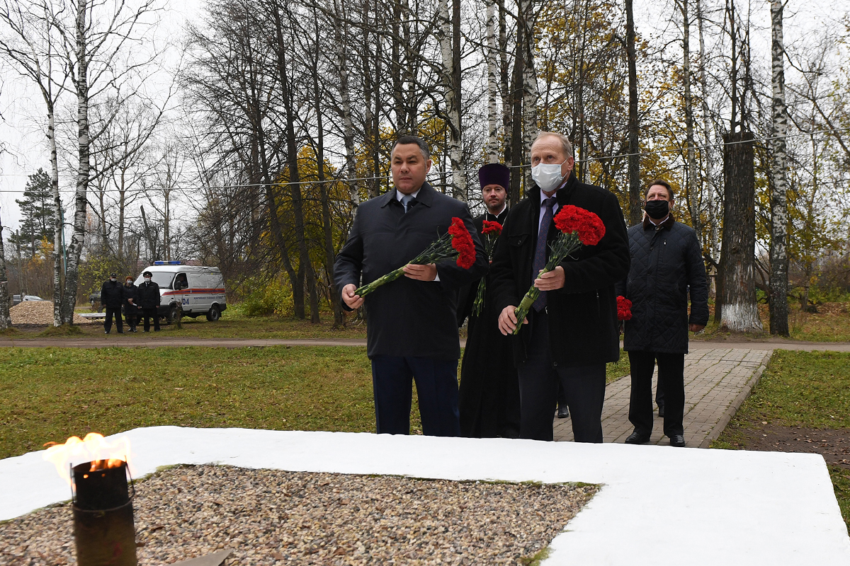 Губернатор Тверской области возложил цветы к Обелиску Славы в Сонково