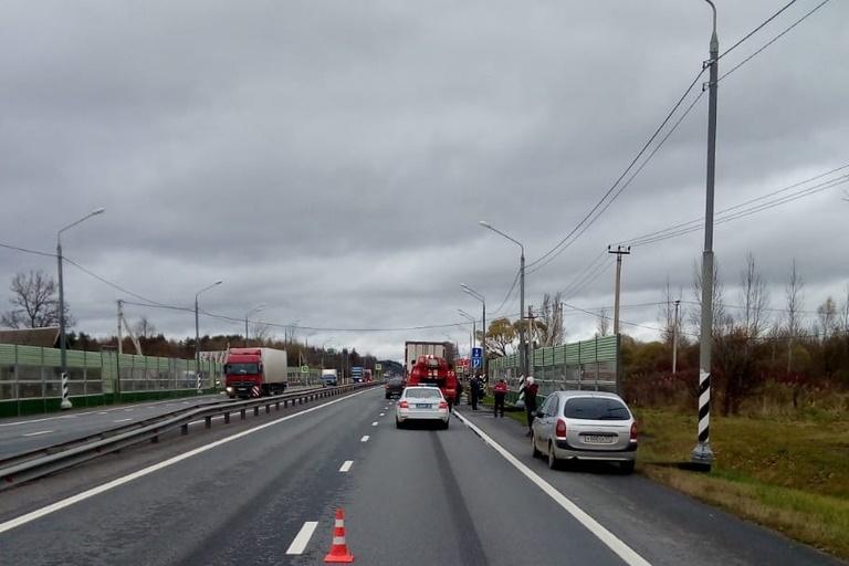Один человек пострадал в столкновении легковушки и большегруза на М-10 в Тверской области