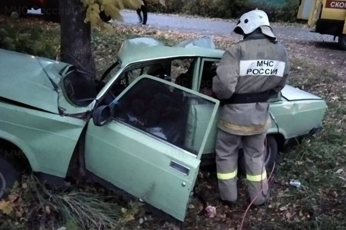 В Тверской области спасатели извлекли водителя из искореженной в результате ДТП машины