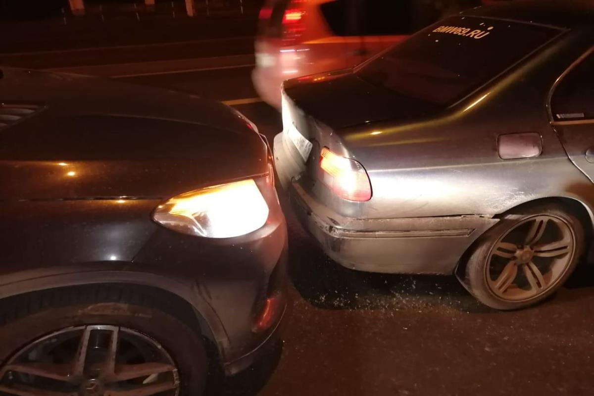 В Твери при столкновении двух машин пострадала 15-летняя девушка