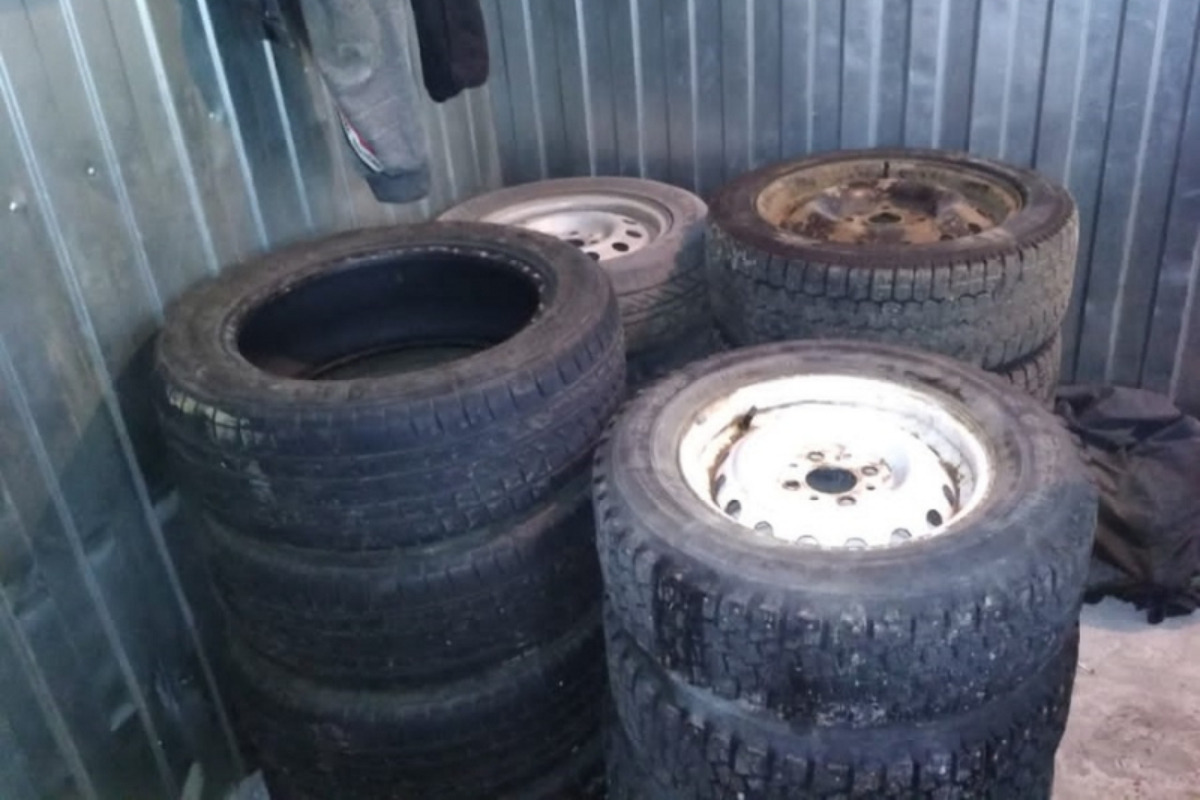Молодой человек украл 16 колес из гаражного кооператива в Твери