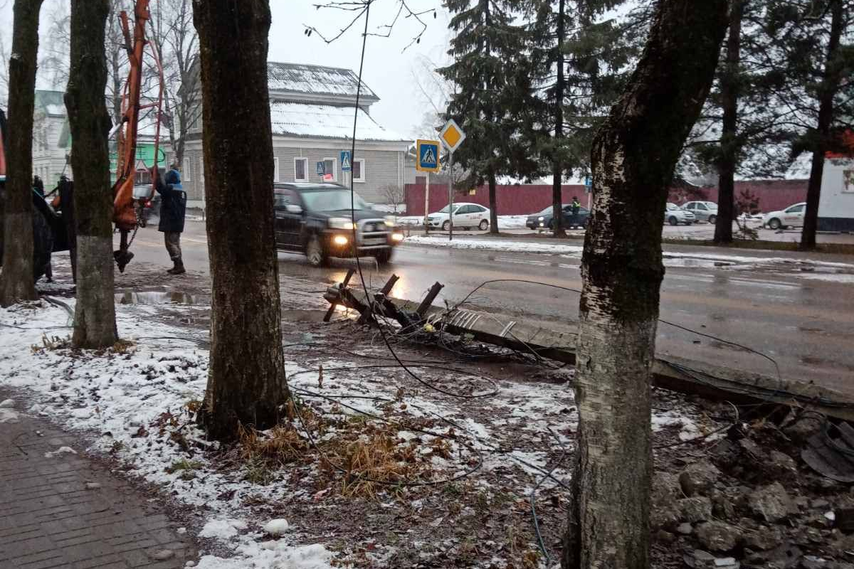 В Тверской области водитель внедорожника оставил Осташков без интернета