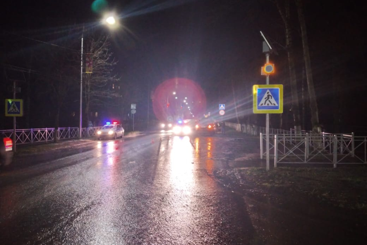 В Тверской области на пешеходном переходе кроссовер сбил женщину