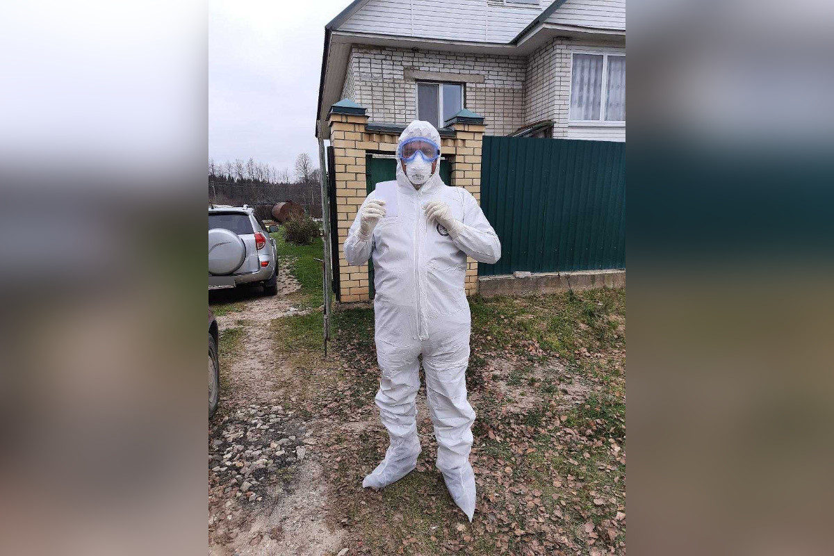 В Тверской области священник сменил рясу на защитный костюм и причастил зараженную коронавирусом семью