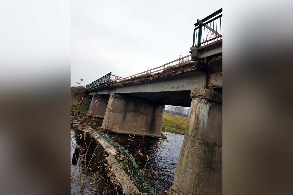 В Тверской области в реку рухнул пролет ограждения моста