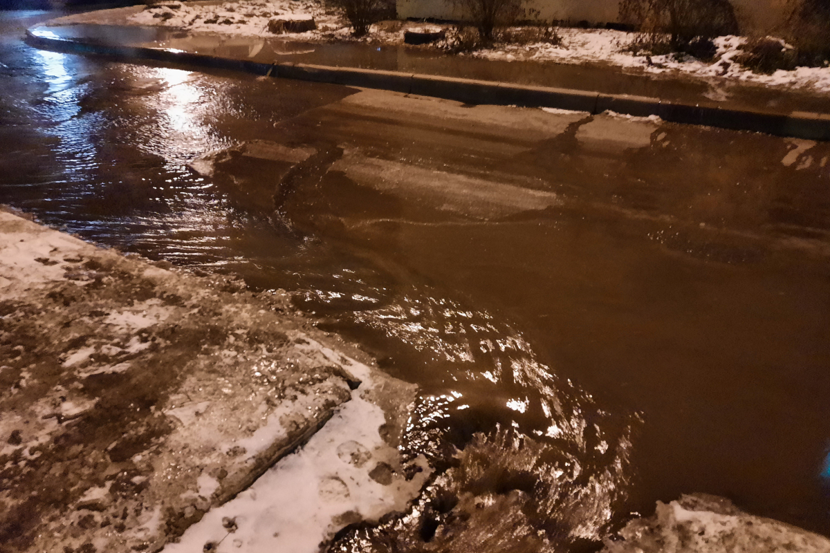 Коммунальщики устранили засор канализации, затопивший двор в Твери