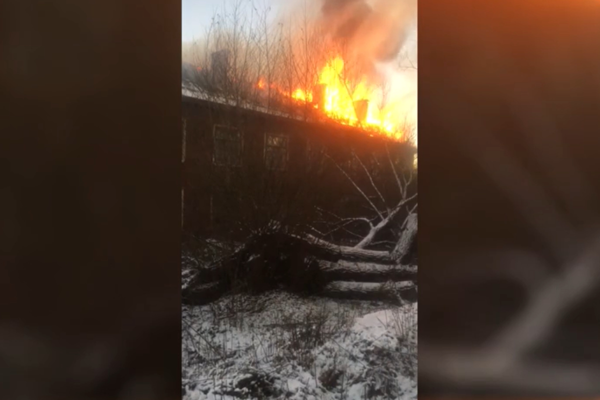 Опубликовано видео пожара в жилом доме в Твери