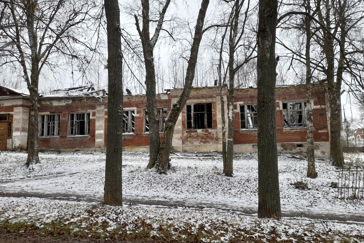 В Тверской области активисты добиваются сноса здания, которое облюбовали дикие животные