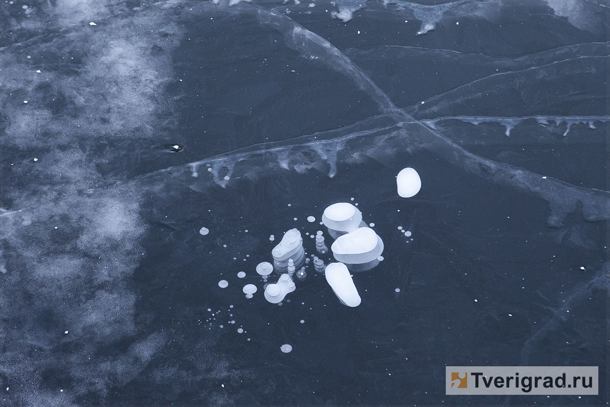 В Тверской области провалившийся под лёд мужчина выбрался из воды и полкилометра полз к людям по полю