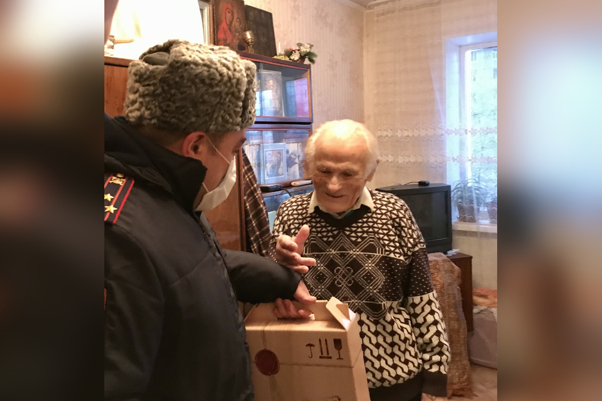 В Твери Росгвардейцы поздравили ветерана Великой Отечественной войны с Новым годом