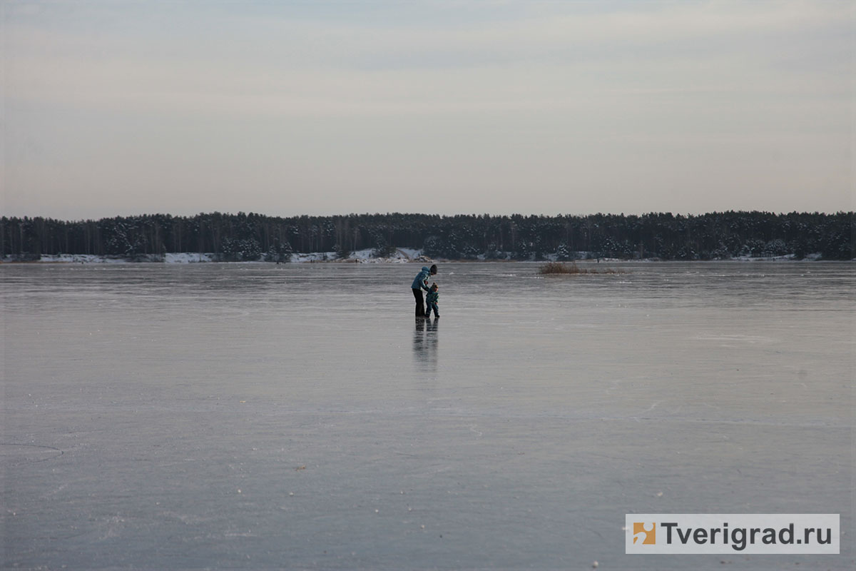 На Селигере в Тверской области юный «‎фигурист» провалился под лед
