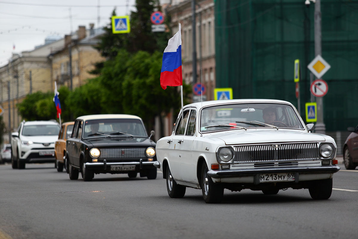Машины с российскими флагами на Тверской