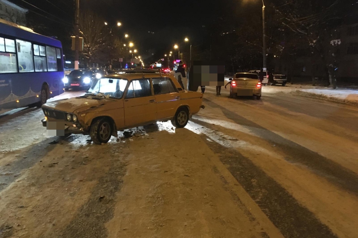 В Твери водитель уходил от столкновения с фурой и врезался в «ВАЗ»