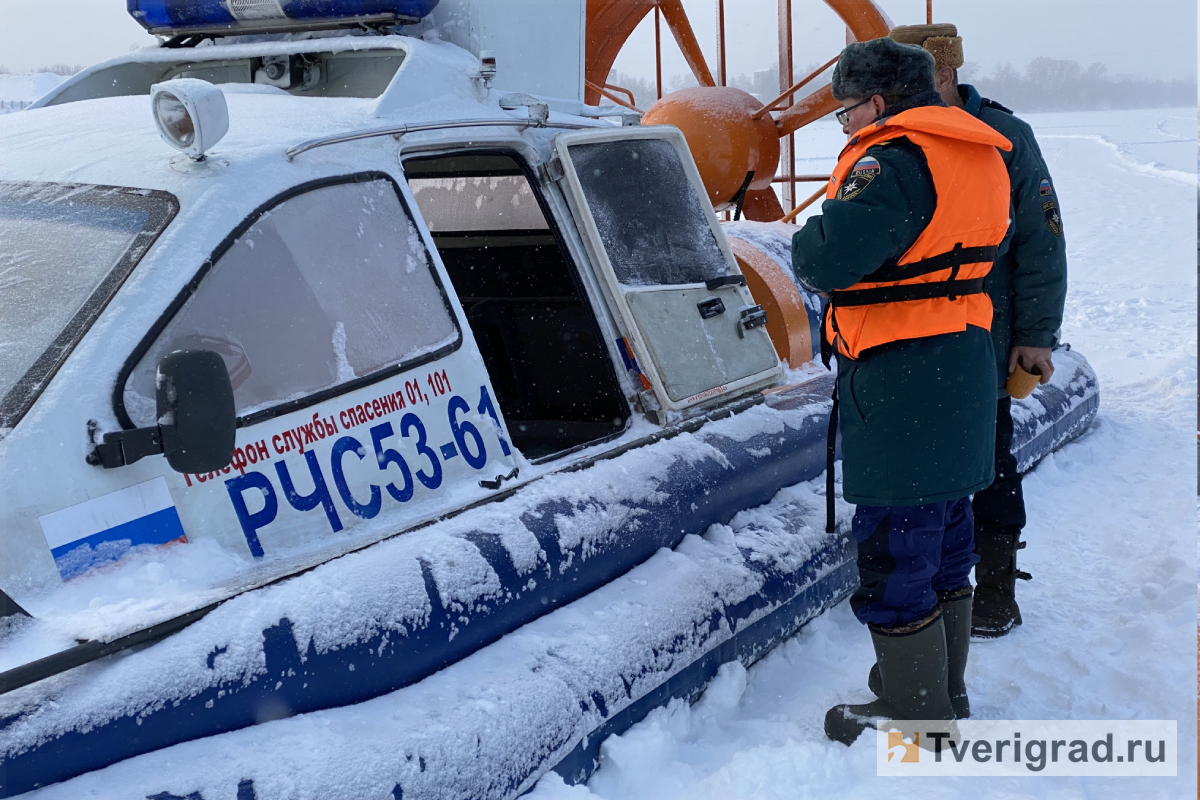 В Тверской области спасатели вытащили на берег провалившегося в ледяную воду рыбака