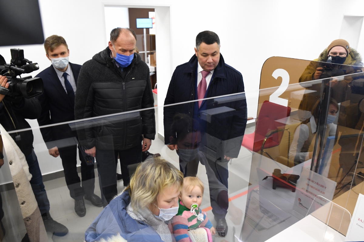 Игорь Руденя посетил новое помещение филиала МФЦ в Вышнем Волочке в день приема первого посетителя
