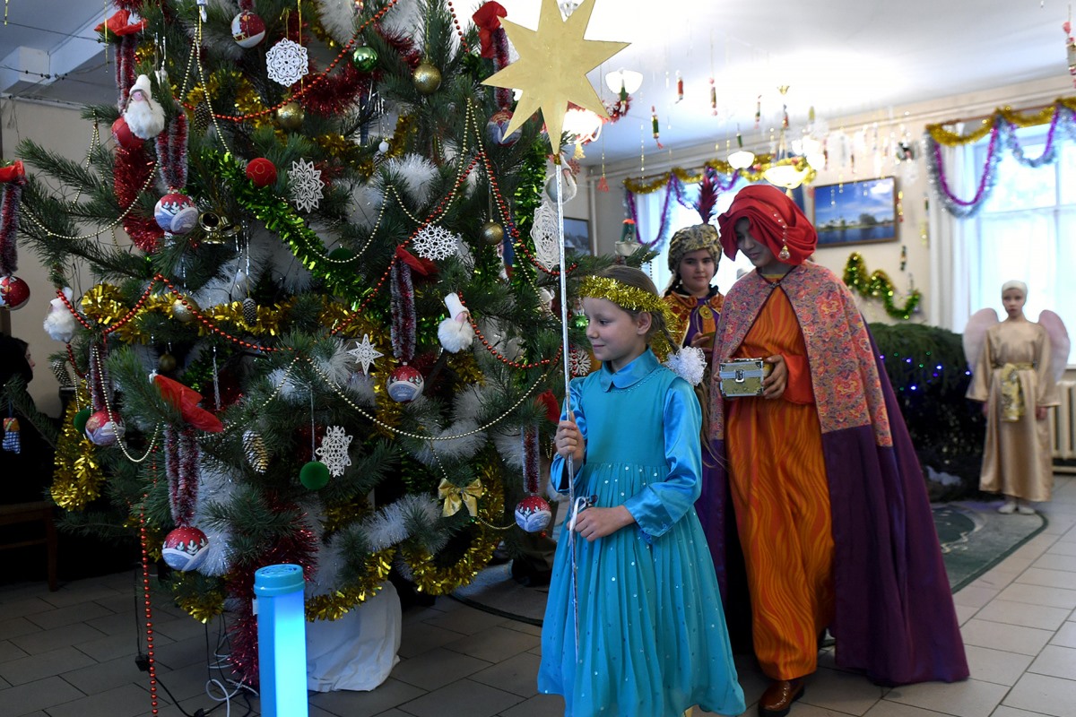 Игорь Руденя вручил рождественские подарки воспитанницам центра «Родник»