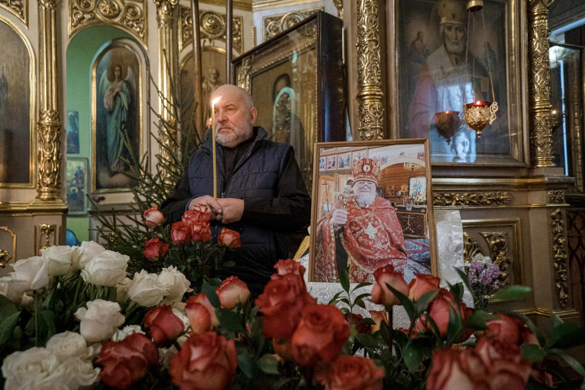 В Тверской области на территории церкви похоронили умершего от коронавируса протоиерея Анатолия Волгина