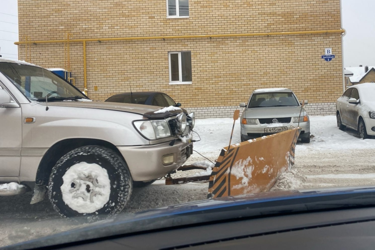 Под Тверью водитель превратил Land Cruiser в КДМ и стал чистить снег вместо коммунальщиков