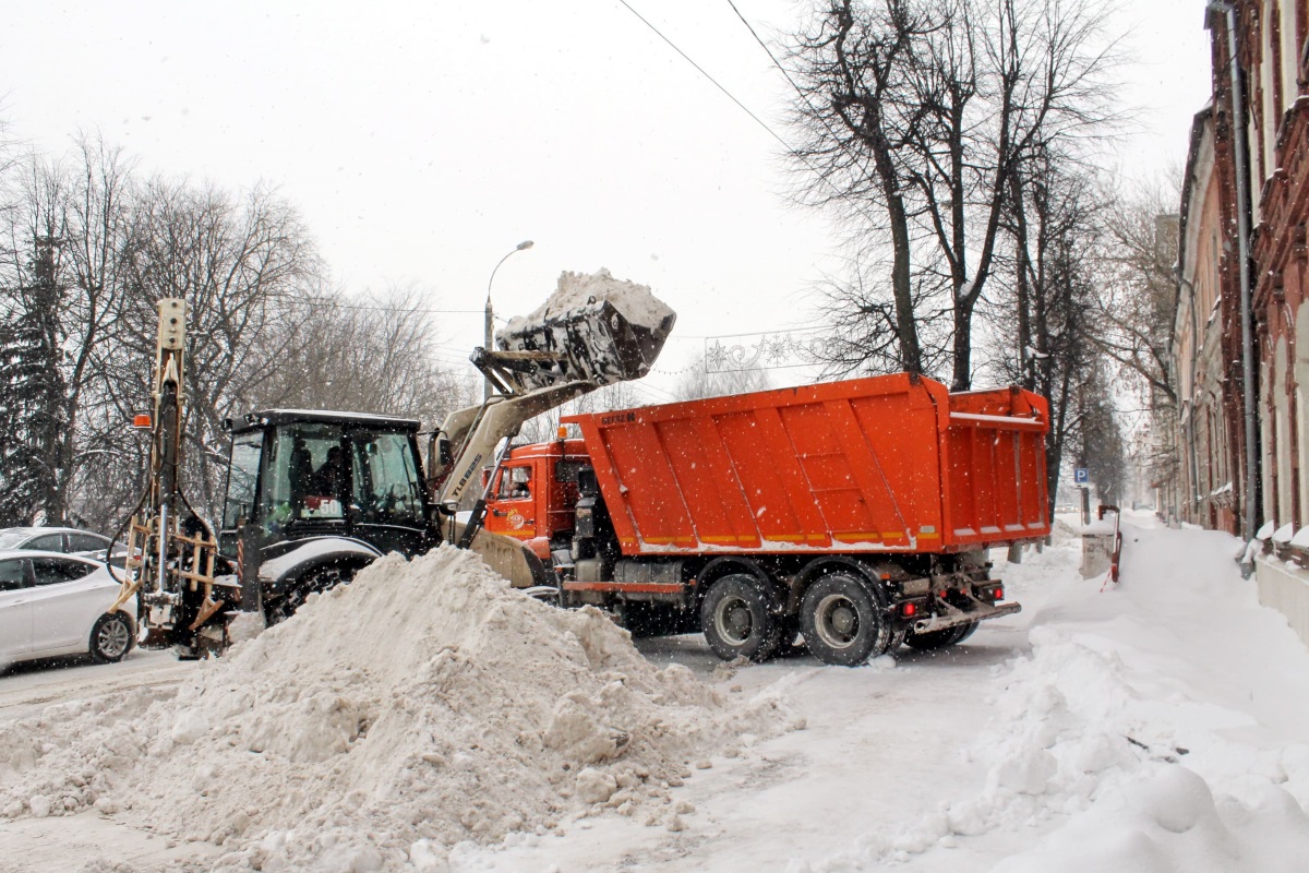 В Твери за три дня грузовики со снегом совершили тысячу рейсов