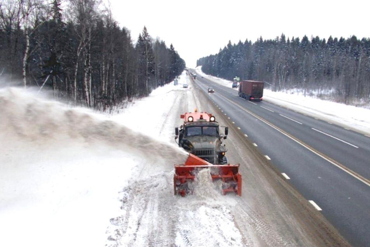 Коммунальщики Тверской области усиленно очищают дороги от снега