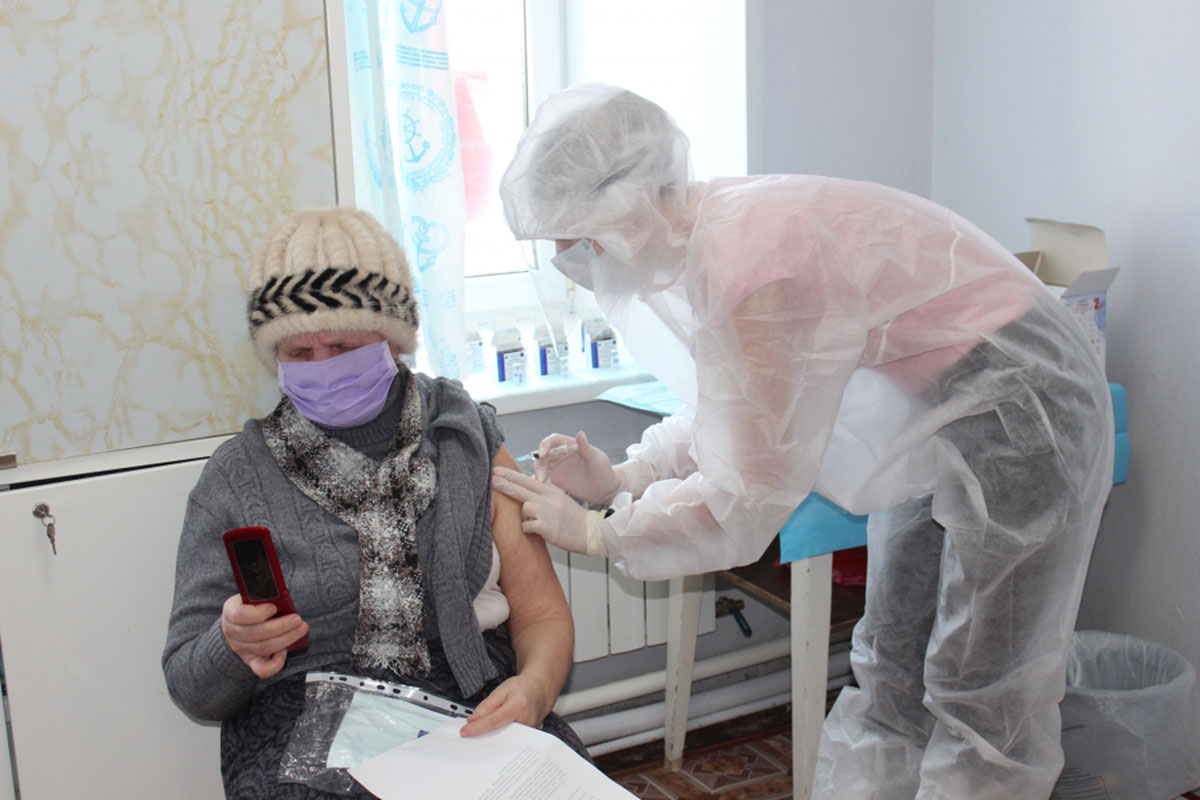 Прививку от коронавируса сделали более 42 тысяч жителей Тверской области