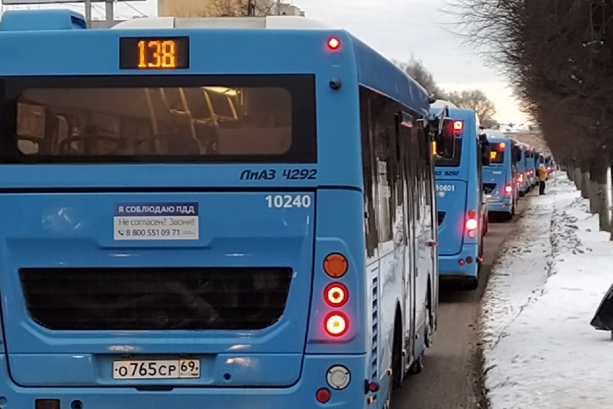 В Твери в «мертвой» пробке на проспекте Чайковского застряли сотни машин и автобусов