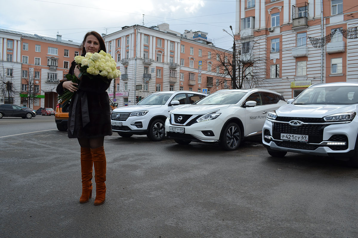 Дарите женщинам цветы: на площади Терешковой прошла совместная акция ГИБДД и «Авто Премиум Тверь»