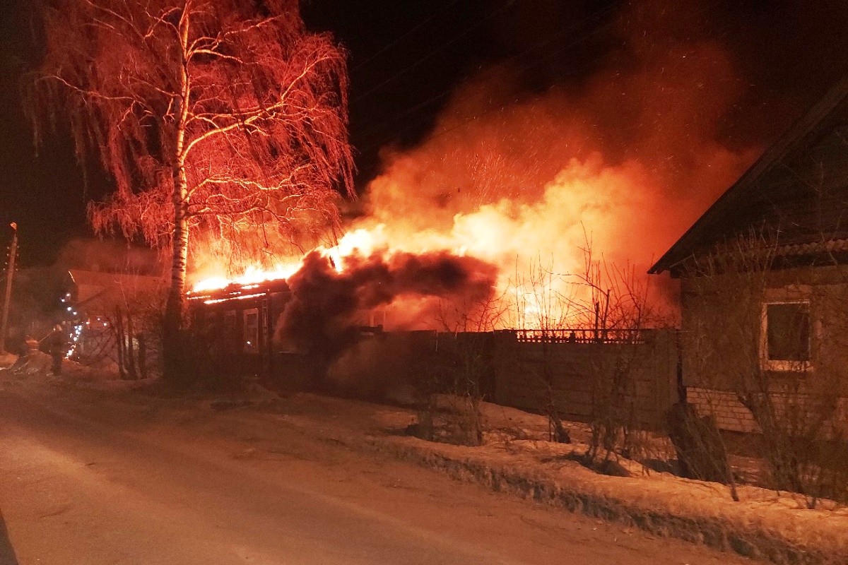 В Тверской области таксист и его пассажир спасли мужчину из горящего дома