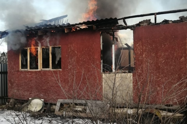 После пожара в селе под Тверью многодетная семья осталась без крыши над головой
