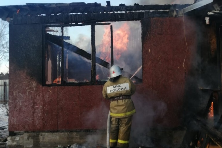 Игорь Руденя поручил оказать помощь двум многодетным семьям, чьи дома были уничтожены пожарами