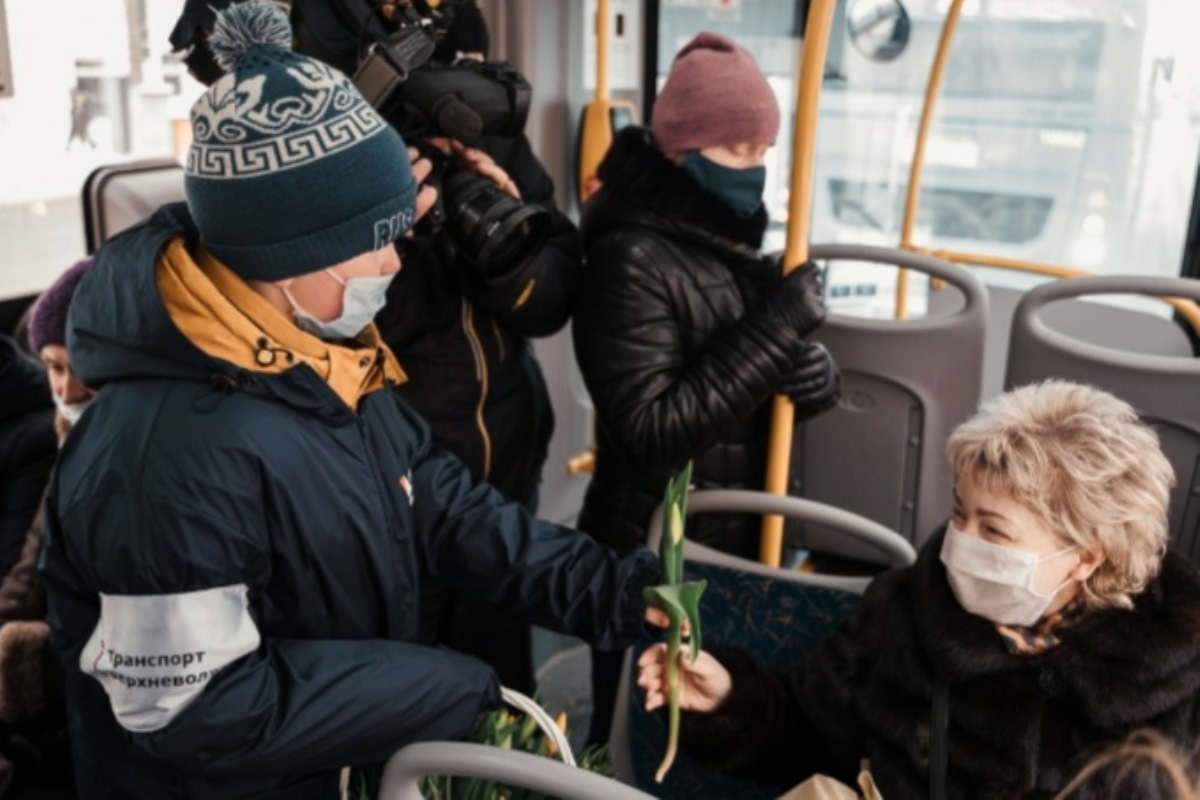 В Твери пассажиркам синих автобусов дарят тюльпаны