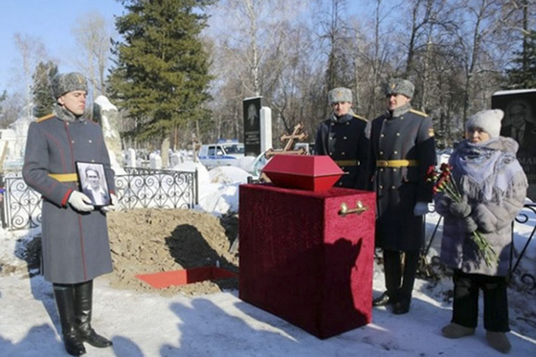 В Тобольске захоронили останки воина, найденные в урочище в Тверской области