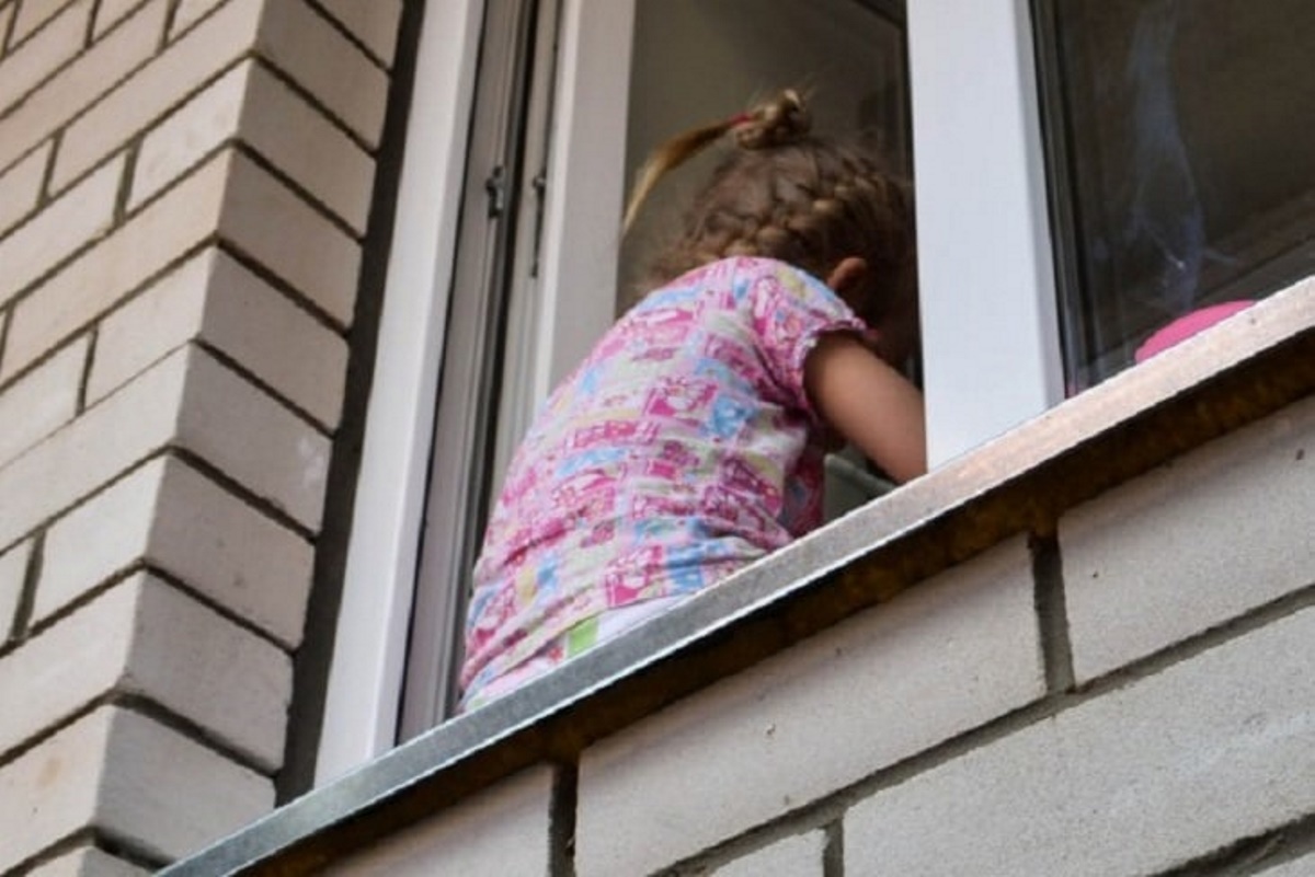 В Тверской области две малолетние девочки выпали из окна
