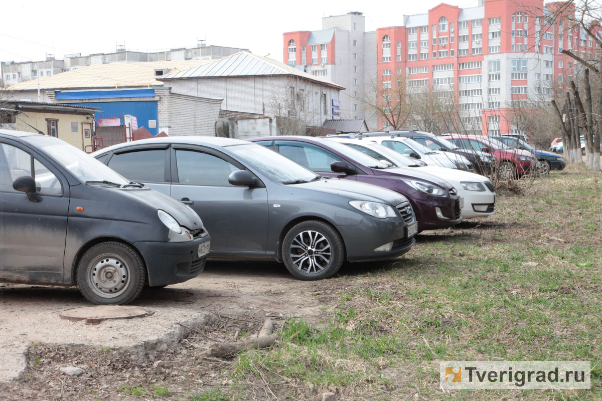В Заволжском районе Твери паркующихся на газонах водителей будут штрафовать в автоматическом режиме