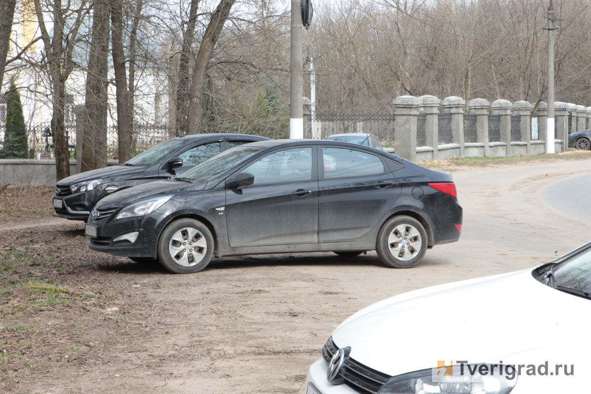 Газон – не парковка: в каких случаях водителя накажут за стоянку на зелёной зоне в Твери