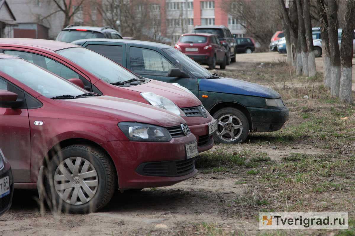 В Твери наказывают любителей припарковаться на газоне