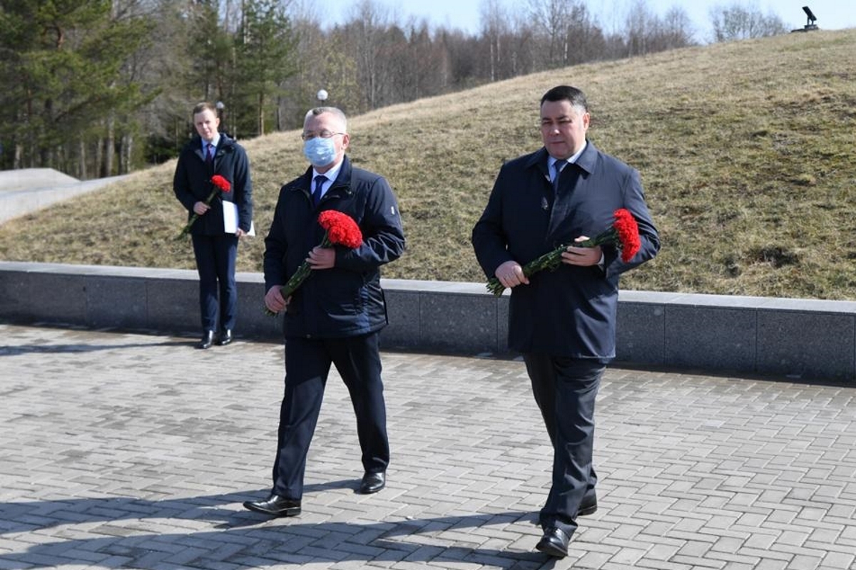 Губернатор Тверской области возложил цветы к мемориалу жителям деревни Ксты